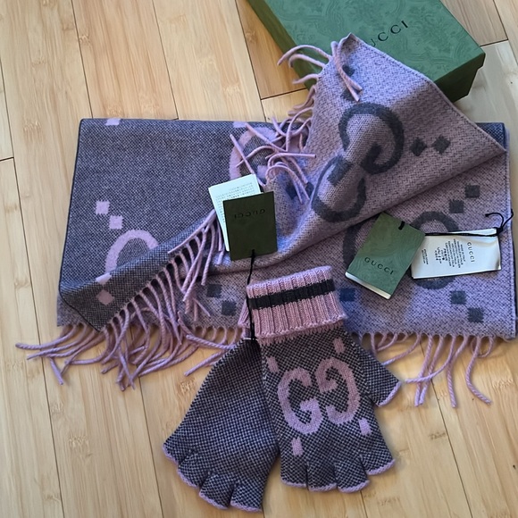 Gucci Lavender Purple Cashmere Scarf and Gloves Set - Picture 3 of 13